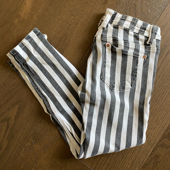 Mid-Rise Black and White Striped 7/8 Pants - Picture 9 of 10